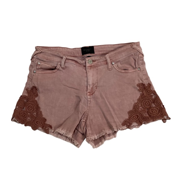 Celebrity Pink Denim Shorts Crochet Trim Frayed Hem Casual pink Mauve Size 7 EUC - Picture 1 of 11
